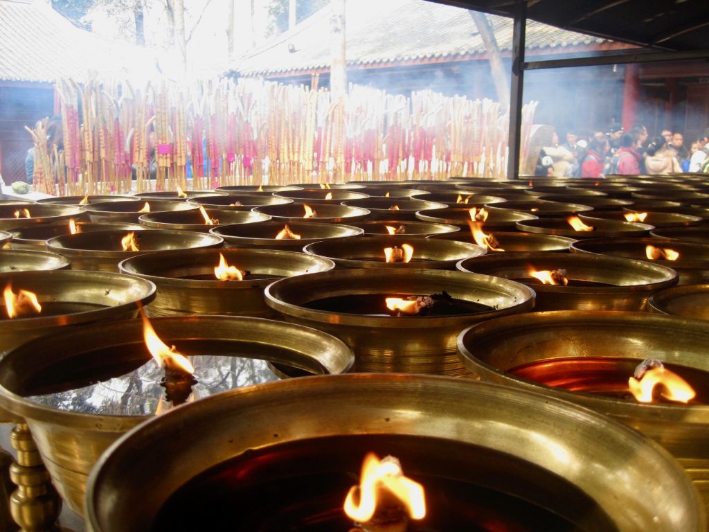 中国济南的一座寺庙里燃烧着油蜡烛。©开云体育登录入口手机版官网网址KettiWilhelm2014