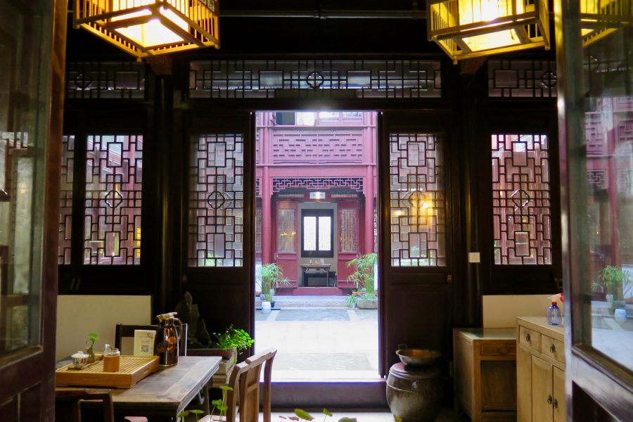 中国苏州一家传统茶馆的橱窗里。©开云体育登录入口手机版官网网址KettiWilhelm2015