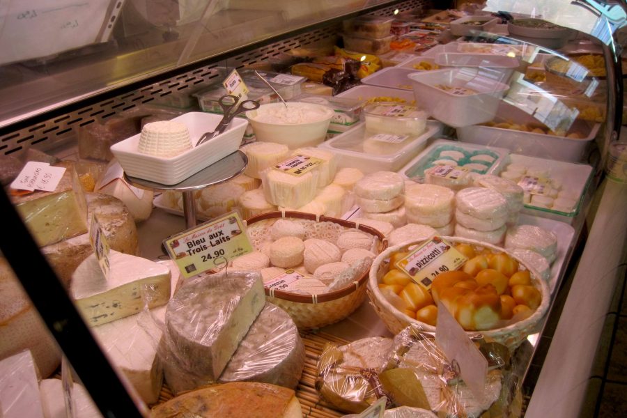 我拄着拐杖去了意大利阿尔卑斯山当地一家小杂货店的奶酪柜台。©开云体育登录入口手机版官网网址KettiWilhelm2015
