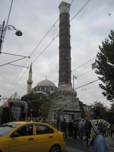 繁忙的伊斯坦布尔市中心:税收、雕塑，背景是蓝色清真寺。伊斯坦布尔是如此的繁忙，让拄着拐杖去参观变得很困难。©开云体育登录入口手机版官网网址KettiWilhelm2015