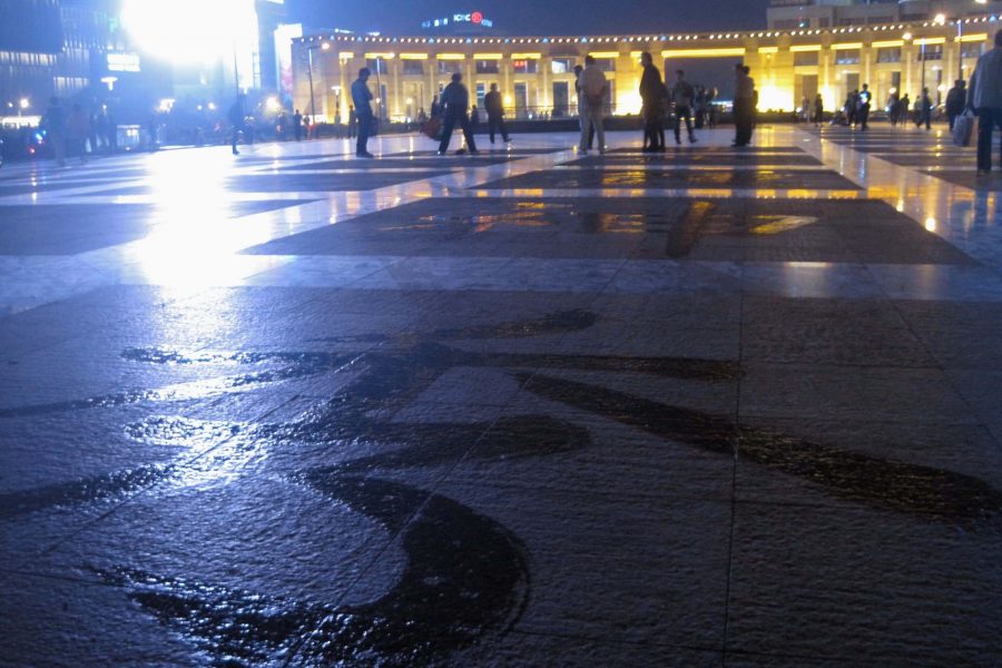 在中国济南的一个公共广场上，试图从用湿拖把写的诗中学习普通话。©开云体育登录入口手机版官网网址KettiWilhelm2014