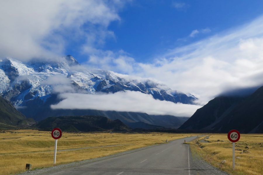几个主要云和蓝天库克山的道路上,新西兰。©开云体育登录入口手机版官网网址KettiWilhelm2016