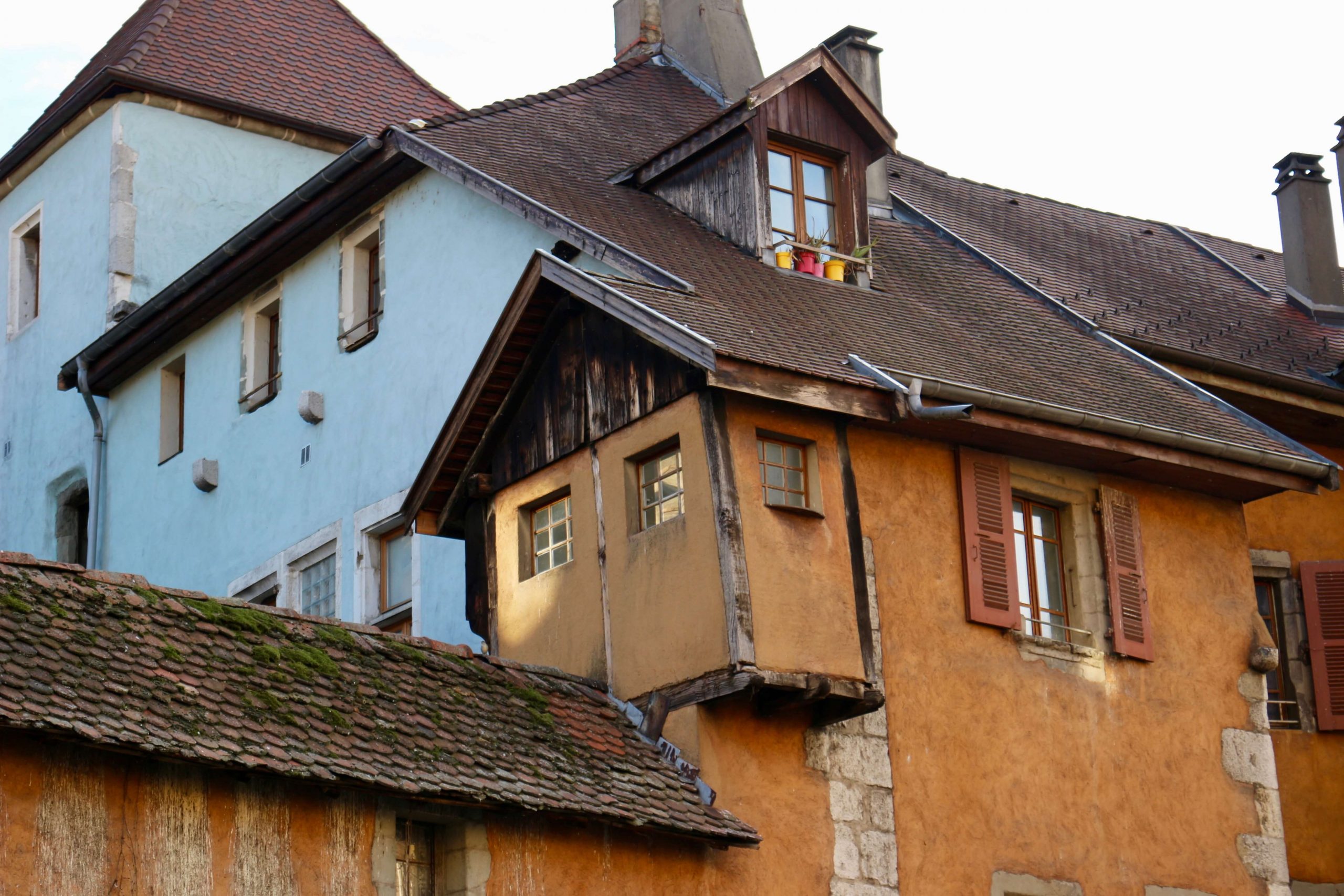 在法国安纳西，屋顶倾斜的老房子里，人们可能使用粉红色的法国厕纸。©开云体育登录入口手机版官网网址KettiWilhelm2018