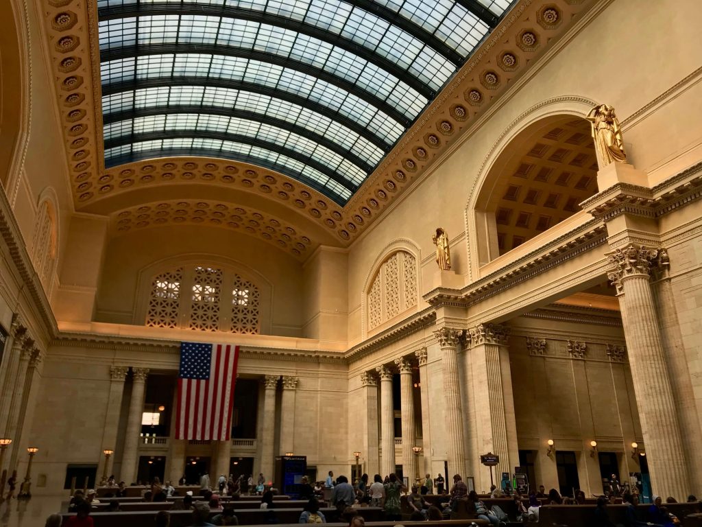 芝加哥联合火车站候车室里高耸的柱子和一面美国国旗，这里是美国铁路客运列车的所在地。开云体育最新版©开云体育登录入口手机版官网网址KettiWilhelm2019