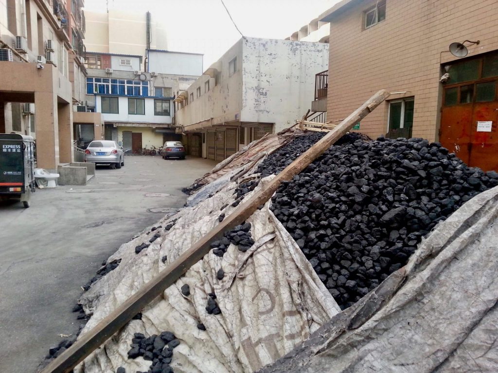 中国济南的一幢公寓楼外，一堆要燃烧取暖的煤。©开云体育登录入口手机版官网网址KettiWilhelm2014