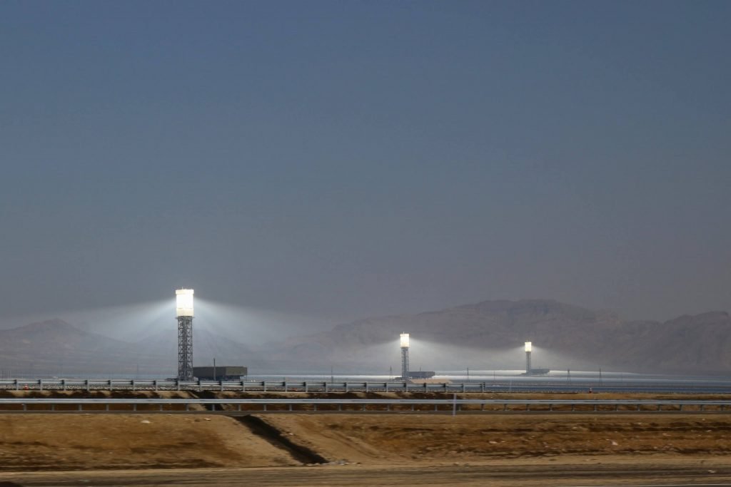 加利福尼亚的伊凡帕CSP“聚光太阳能发电厂”在沙漠中正午的阳光下闪闪发光。©开云体育登录入口手机版官网网址KettiWilhelm2018
