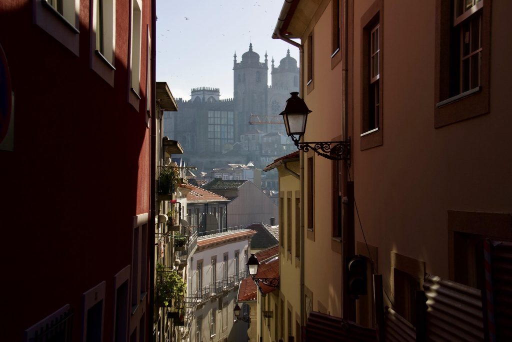 在葡萄牙波尔图的一条巷子里，望向薄雾中的圣克拉拉教堂。©开云体育登录入口手机版官网网址KettiWilhelm2020
