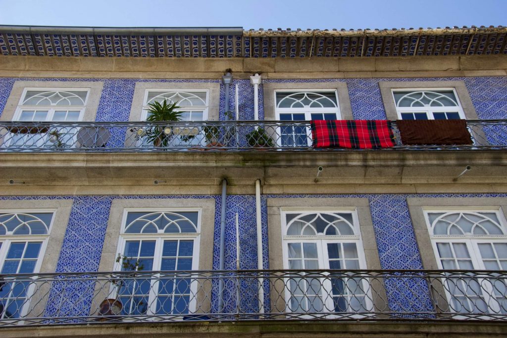 开云体育最新版房屋的阳台和蓝色瓷砖上看到一个为期两天的Couchsurfing停留在波尔图,葡萄牙。©开云体育登录入口手机版官网网址KettiWilhelm2020