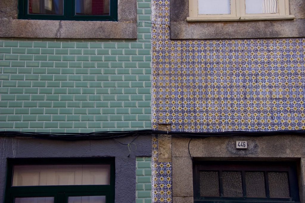 色彩鲜艳的蓝色、绿色和花瓦建筑在波尔图,葡萄牙。©开云体育登录入口手机版官网网址KettiWilhelm2020