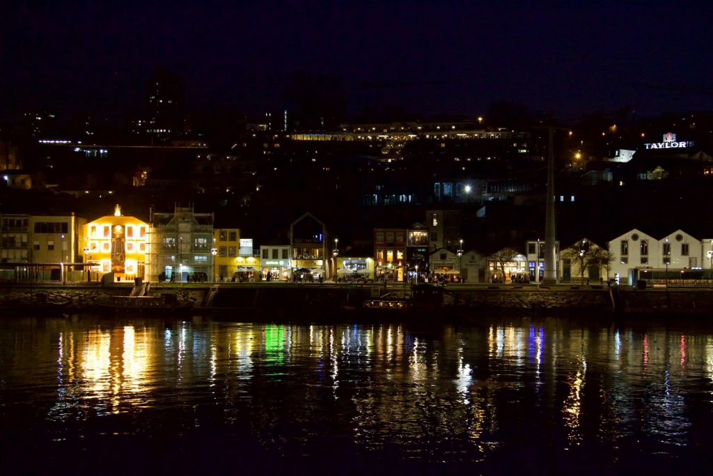 灯光反射在杜罗河在夜晚从港口葡萄酒酒厂在villa Nova de Gaia。©开云体育登录入口手机版官网网址KettiWilhelm2020