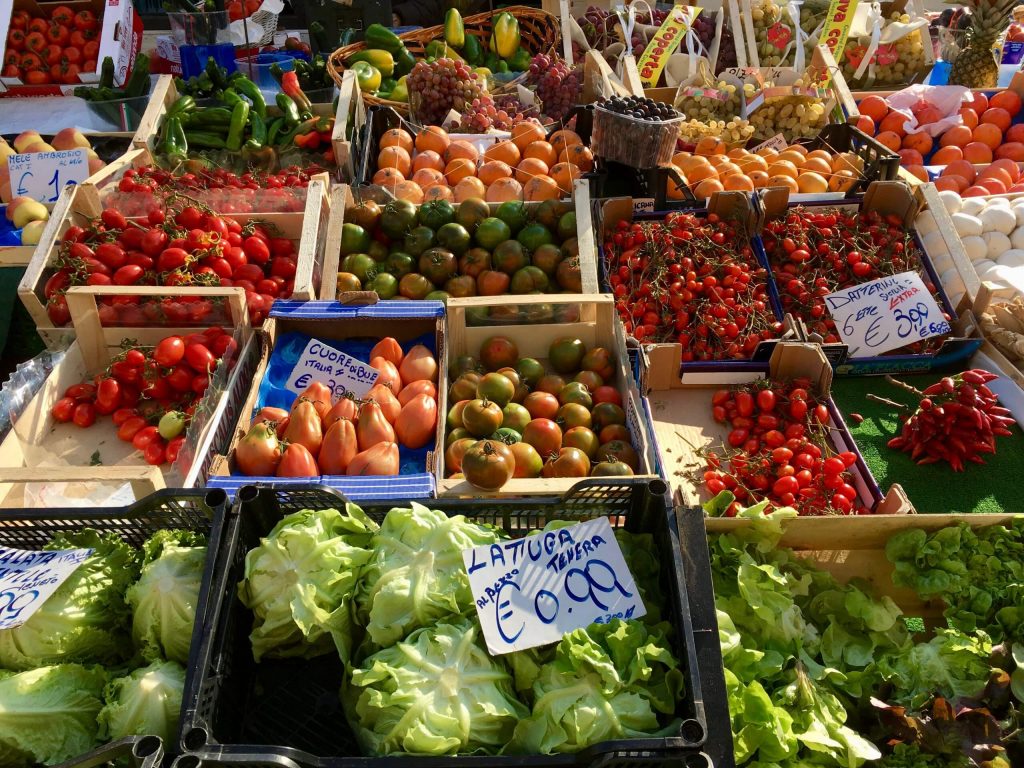 意大利米兰一家市场出售的水果和蔬菜。吃大量的新鲜农产品是意大利人保持苗条的一部分。©开云体育登录入口手机版官网网址KettiWilhelm2017