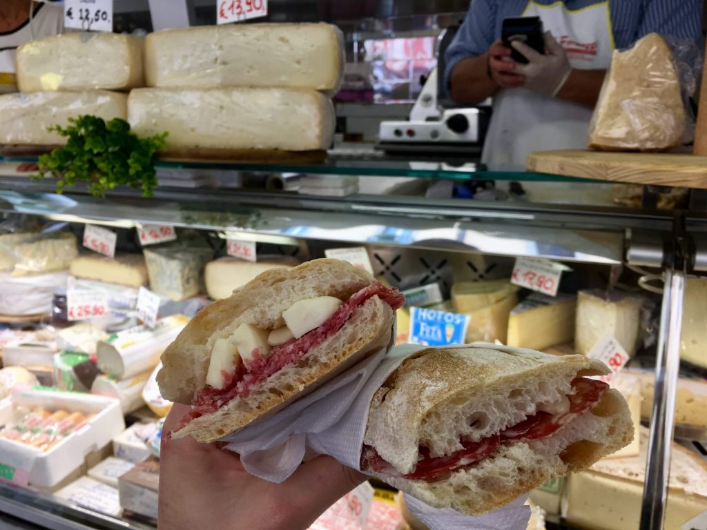 在米兰市场我最喜欢的奶酪摊位前，简单的奶酪和意大利腊肠三明治。©开云体育登录入口手机版官网网址KettiWilhelm2020