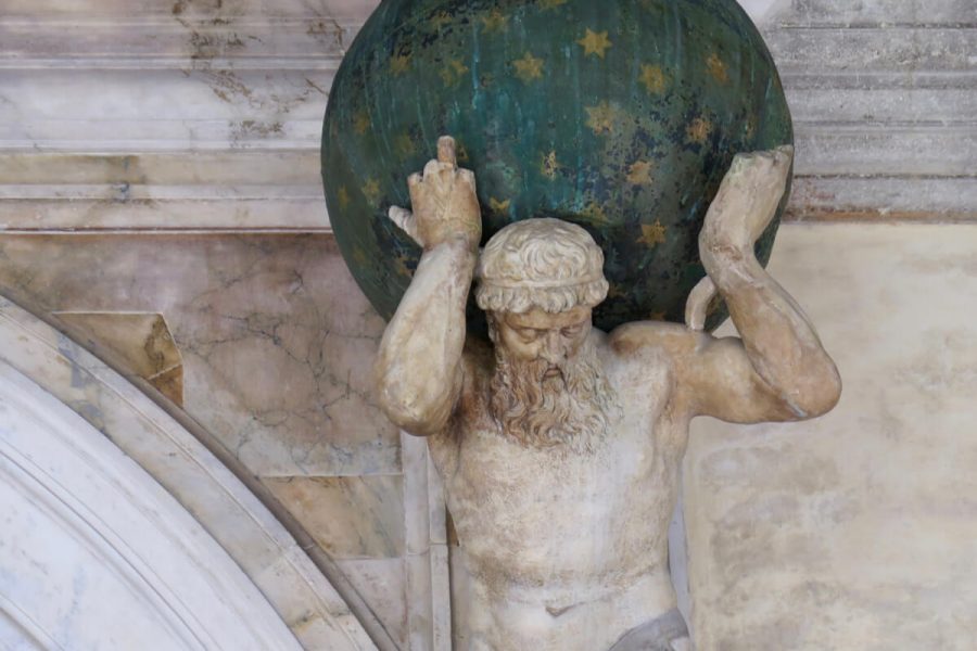 雕塑在威尼斯,意大利,阿特拉斯的手里拿着一个绿色的世界,点缀着金色星星代表诸天。©开云体育登录入口手机版官网网址KettiWilhelm2017