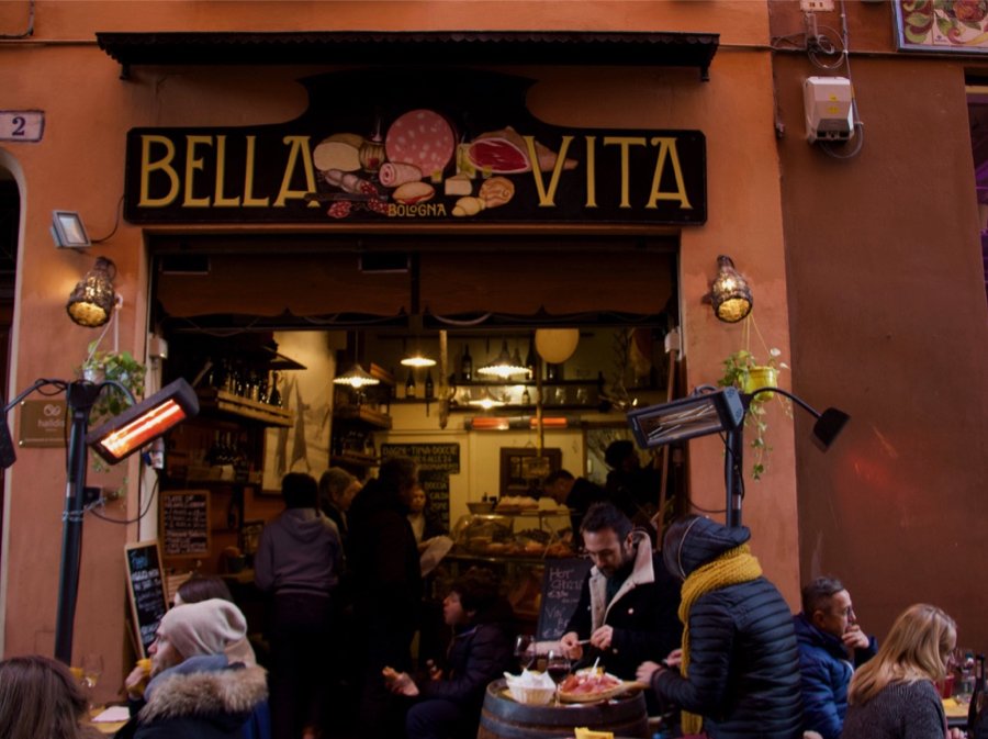 在意大利博洛尼亚，人们聚集在一家路边餐馆吃开胃酒。©开云体育登录入口手机版官网网址KettiWilhelm2020