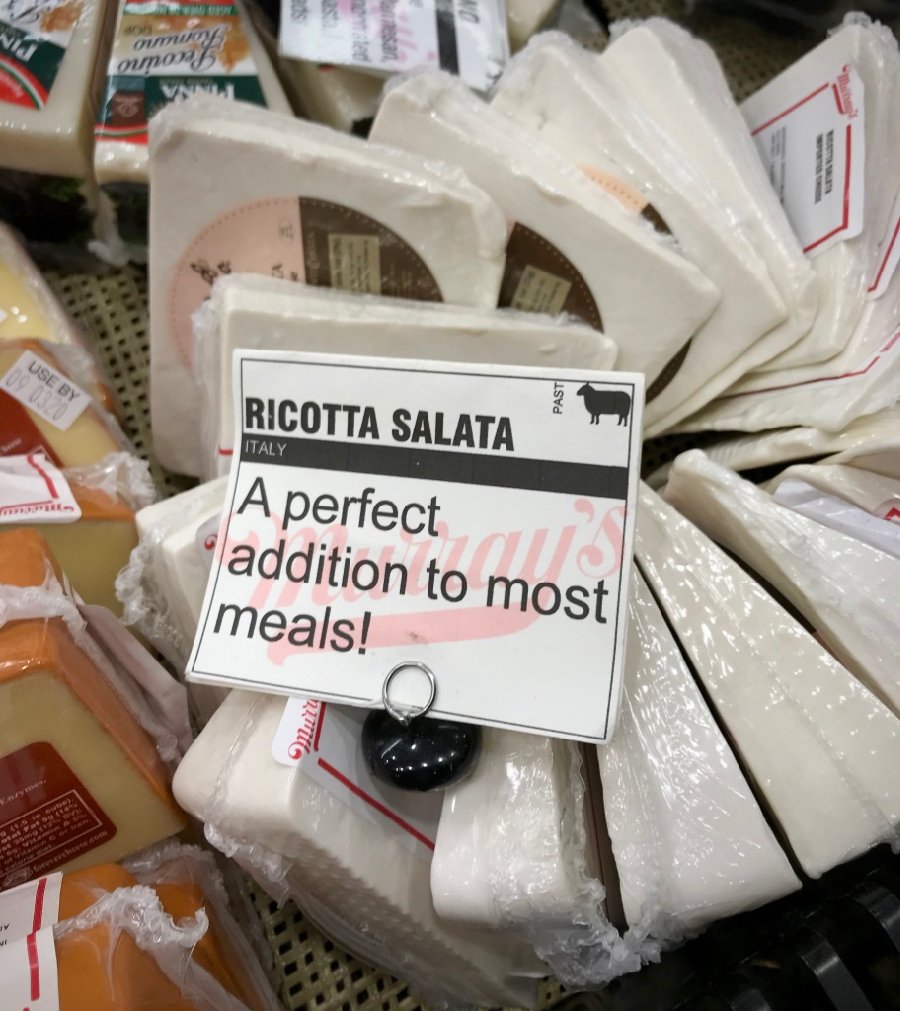 食品店陈列的意大利乳清干酪上写着:“大多数餐点的完美搭配!”我喜欢用它搭配意大利面。©开云体育登录入口手机版官网网址KettiWilhelm2020