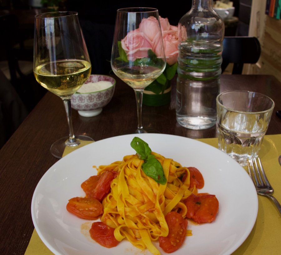 在我最喜欢的罗马餐厅，一盘意大利面加番茄。©开云体育登录入口手机版官网网址KettiWilhelm2020
