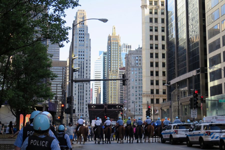 在乔治·弗洛伊德之死引发的抗议活动中，警察在芝加哥密歇根大道上骑马列队。©开云体育登录入口手机版官网网址KettiWilhelm2020