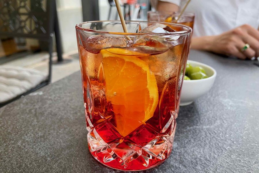 鲜红的美国佬鸡尾酒-一个典型的意大利aperitivo喝用一片橙色的桌子上在米兰,意大利。©开云体育登录入口手机版官网网址KettiWilhelm2021