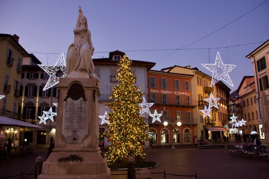 在意大利的一个小镇广场上，一尊雕像、一棵圣诞树和许多美丽的彩灯。©开云体育登录入口手机版官网网址KettiWilhelm2020
