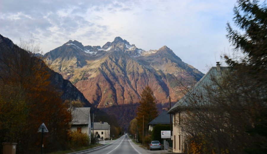 法国阿尔卑斯山小镇后面的一座五彩缤纷的山。©开云体育登录入口手机版官网网址KettiWilhelm2020