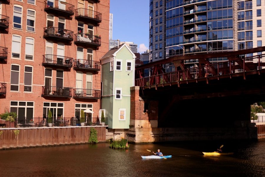 晴朗的夏日，芝加哥河上的皮划艇爱好者。©开云体育登录入口手机版官网网址KettiWilhelm