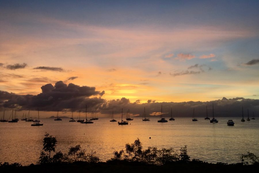 蓝色和金色的夕阳在加勒比海瓜德罗普岛-充满了帆船。在长时间工作一天结束国际旅游指南。开云体育总入球©开云体育登录入口手机版官网网址KettiWilhelm2020