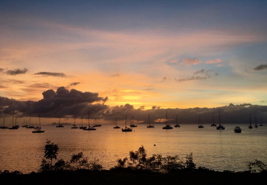 在瓜德罗普岛，蓝色和金色的日落在加勒比海上空，到处都是帆船。在漫长的一天工作结束后拍摄的国际旅行指南。开云体育总入球©开云体育登录入口手机版官网网址KettiWilhelm2020