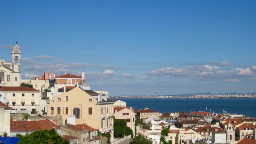 葡萄牙里斯本的景色，眺望远方的屋顶和大海。里斯本已经成为移居海外的外籍人士更青睐的目的地。©开云体育登录入口手机版官网网址KettiWilhelm2020
