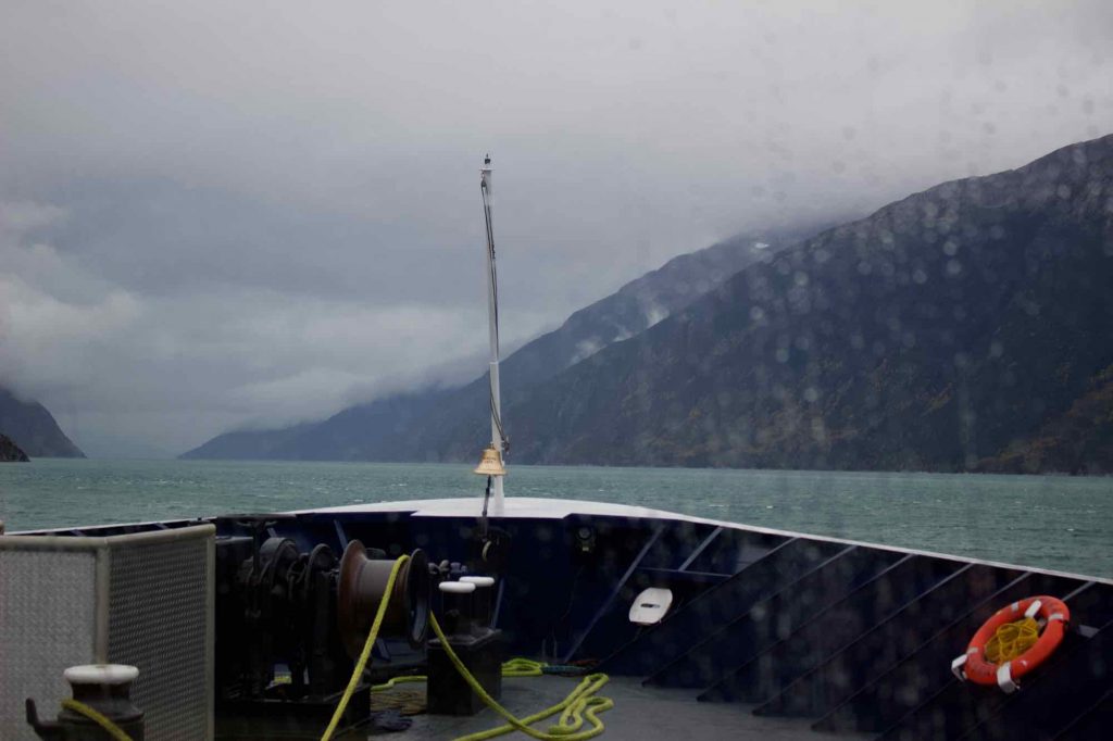 从渡轮前面看到的雨景，它离开斯开格威，前往阿拉斯加的朱诺。©开云体育登录入口手机版官网网址KettiWilhelm2021