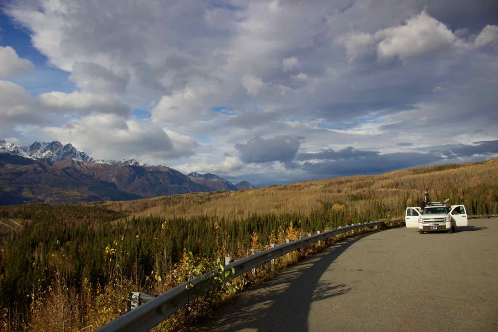 作者在阿拉斯加自驾游时开的那辆白色皮卡，停在护栏旁，旁边是广阔的河谷和山脉。©开云体育登录入口手机版官网网址KettiWilhelm2021