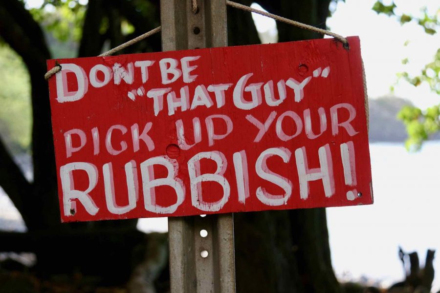 在毛伊岛的生态目的地，有一个红色的手绘标志，上面写着“别做那个人，捡起你的垃圾!!”这篇关于TerraCycle的评论似乎很合适。