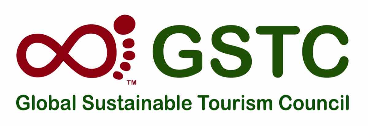 全球可持续旅游理事会的标志，这是可持续旅游公司的认证机构。开云体育总入球(一个红色的脚印轮廓，暗绿色的文字。)
