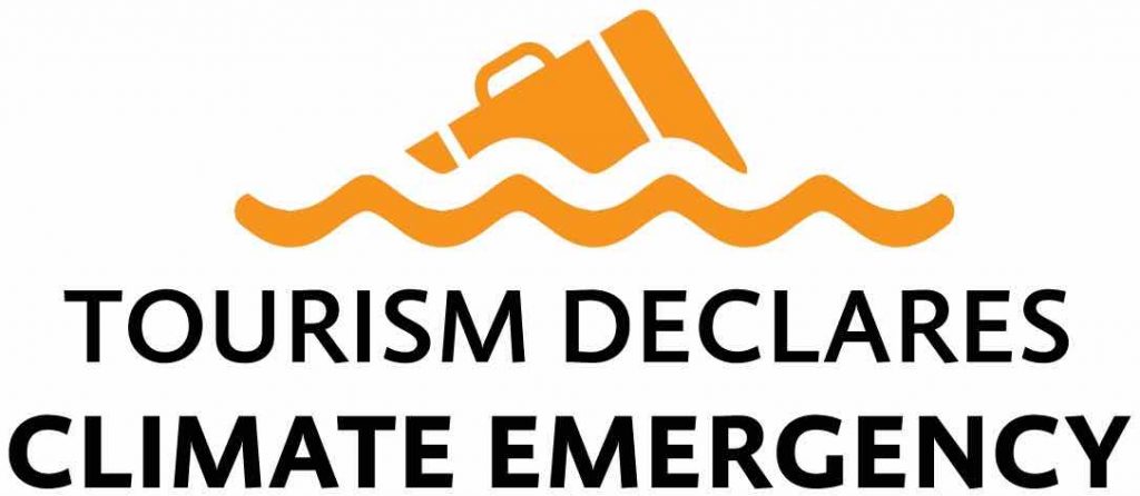 可持续旅游组织“旅游业宣布进入气候紧急状态”的标志是漂浮开云体育总入球在水中的橙色行李箱。