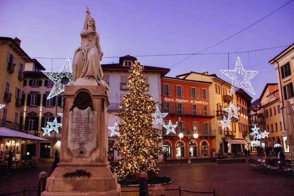 意大利广场上的圣诞场景——彩灯、圣诞树，但没有礼物。©开云体育登录入口手机版官网网址KettiWilhelm2021