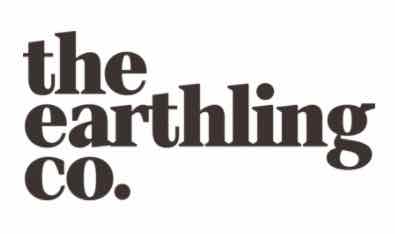 The Earthling Co的黑白标志，这是一个无塑料洗发水品牌，倾斜地图提供折扣代码。开云体育刀塔2