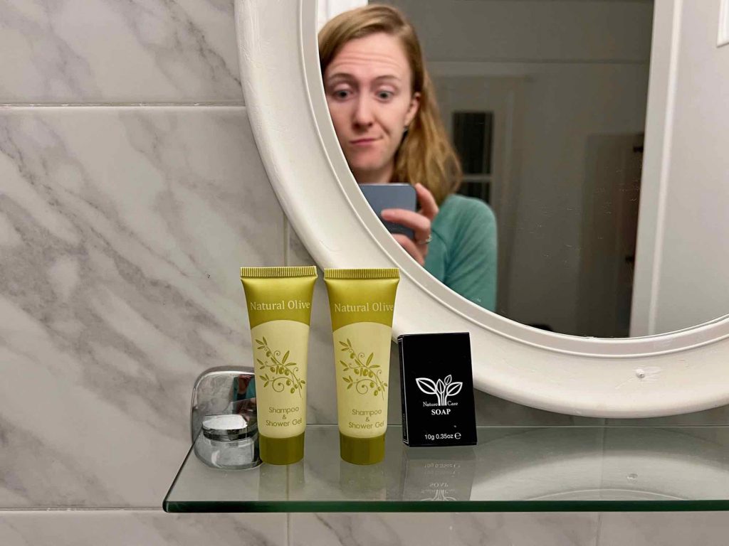 一家酒店浴室里的塑料洗发水瓶是Clean Blue Paros的成员，该组织试图让希腊岛屿没有塑料。©开云体育登录入口手机版官网网址KettiWilhelm2021