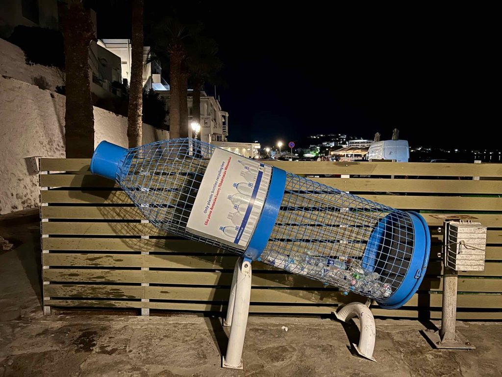 “清洁蓝色帕罗斯”的倡议之一是:在希腊帕罗斯岛的海滩附近，一个由PET塑料瓶的金属丝制成的瓶子形状的回收垃圾箱。©开云体育登录入口手机版官网网址KettiWIlhelm2021
