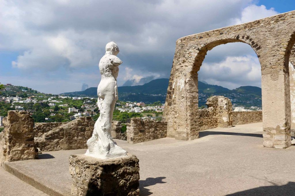 意大利伊斯基亚阿拉贡城堡内的一尊古老的白色雕像。©开云体育登录入口手机版官网网址KettiWilhelm