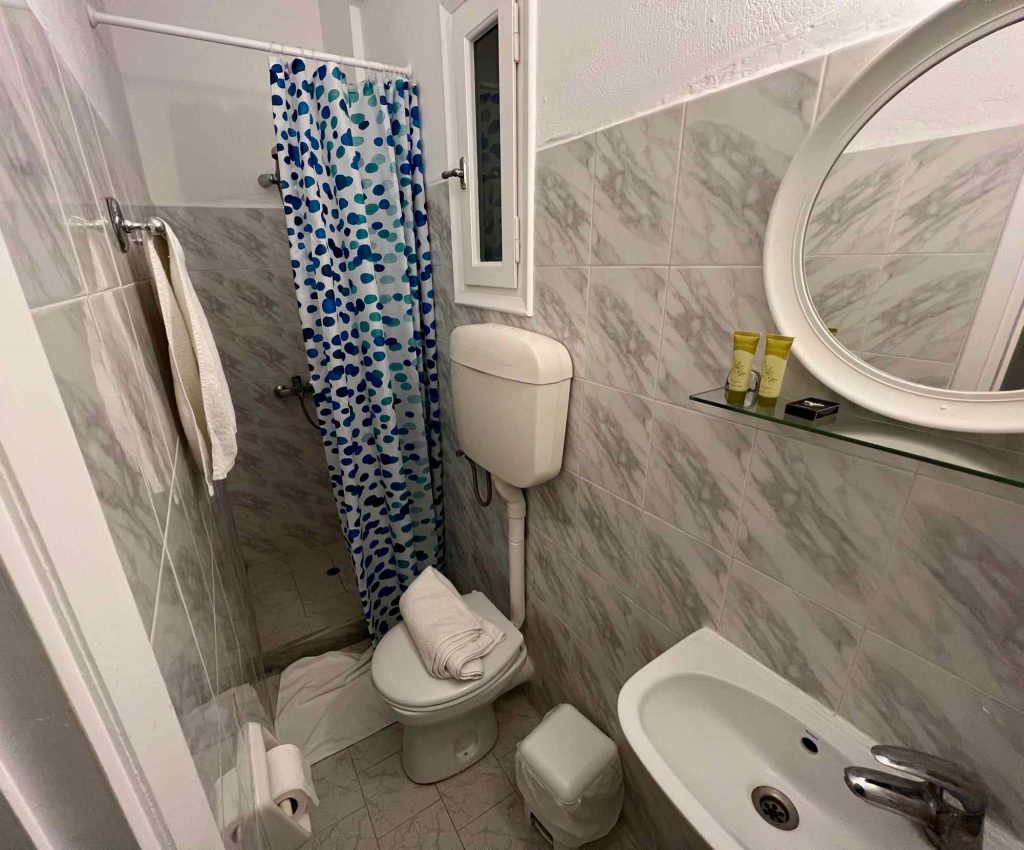 阿里基全景酒店的一个非常小的浴室，这是帕罗斯旅游指南中介绍的住宿之一。开云体育总入球©开云体育登录入口手机版官网网址KettiWilhelm2022