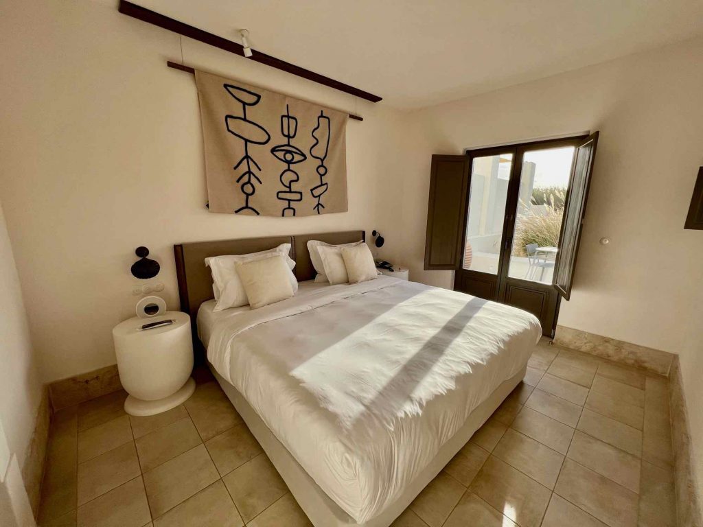 在希腊帕罗斯的豪华帕里利奥酒店的中性色酒店房间里，一张白色被子的床。©开云体育登录入口手机版官网网址KettiWilhelm2022