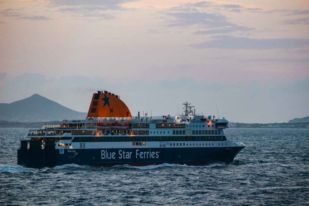 蓝星渡轮离开纳克索斯港，希腊，夕阳在它的后面。©开云体育登录入口手机版官网网址KettiWilhelm2022
