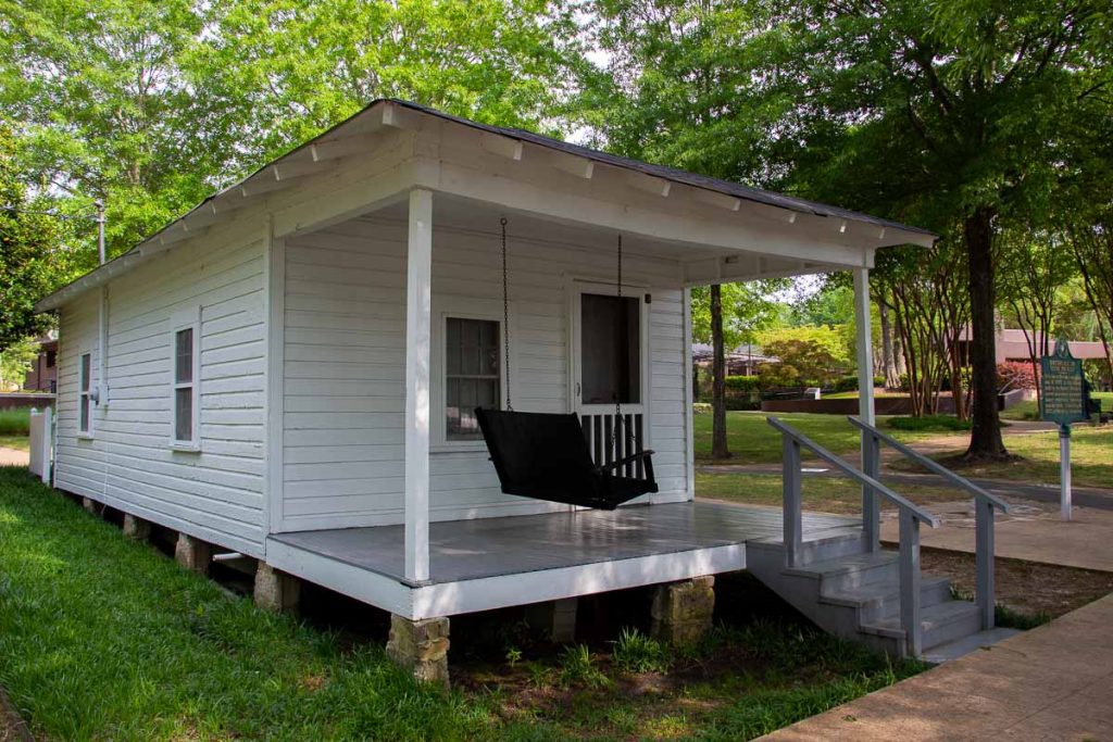 埃尔维斯·普雷斯利(Elvis Presley)童年时在密西西比州图珀洛(Tupelo)居住过的两室白色散排屋。©开云体育登录入口手机版官网网址KettiWilhelm2022