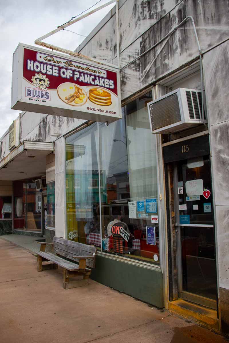 密西西比州克拉克斯代尔市“我们奶奶的煎饼屋”的外面，是一个老牌子，上面有煎饼的图片，还有一个油漆脱落的白色建筑。©开云体育登录入口手机版官网网址KettiWilhelm2022