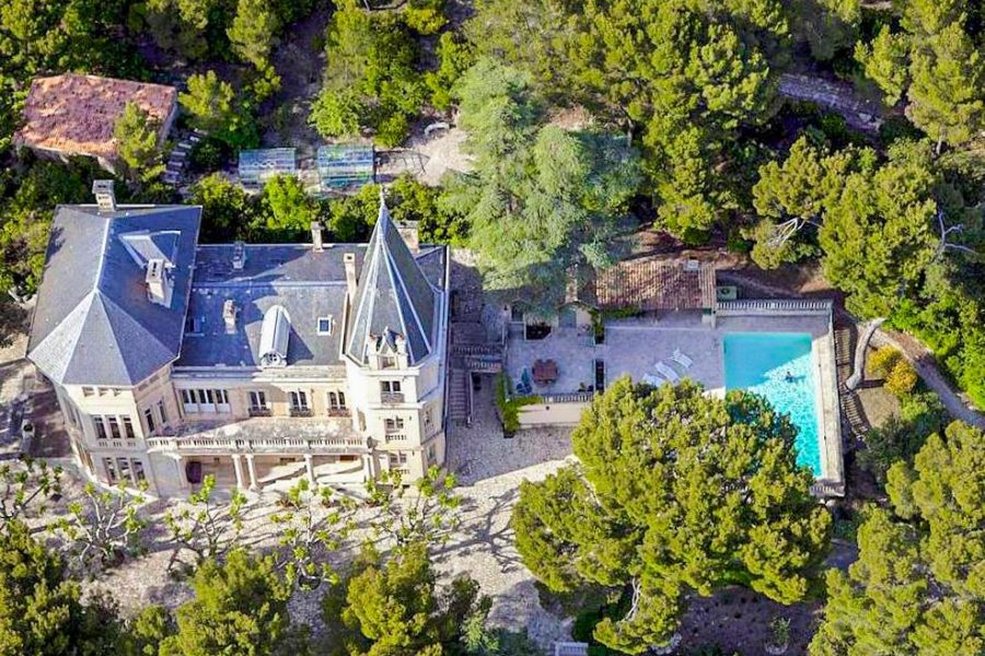 从度假租赁网站Oliver’s Travels上，鸟瞰法国南部的一个可持续城堡，可以从团体旅游中租用。开云体育总入球