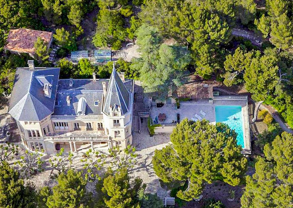 从度假租赁网站Oliver’s Travels上，鸟瞰法国南部的一个可持续城堡，可以从团体旅游中租用。开云体育总入球